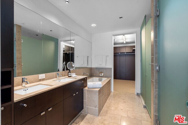 Building Photo - 6250 Hollywood Blvd