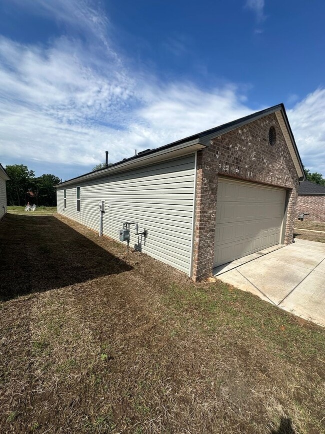 Building Photo - *Newly Built* 3 Bed 2 Bath 2 Car Garage