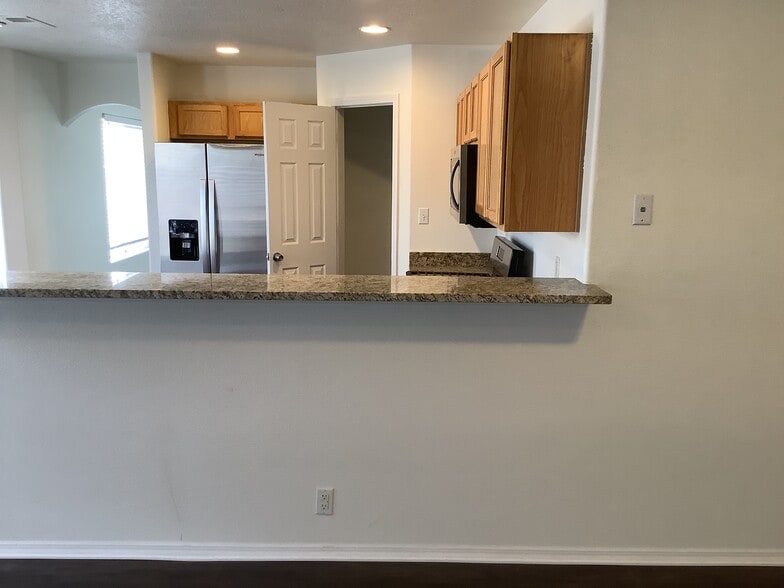 Building Photo - 1833 Chicoma Rd NE