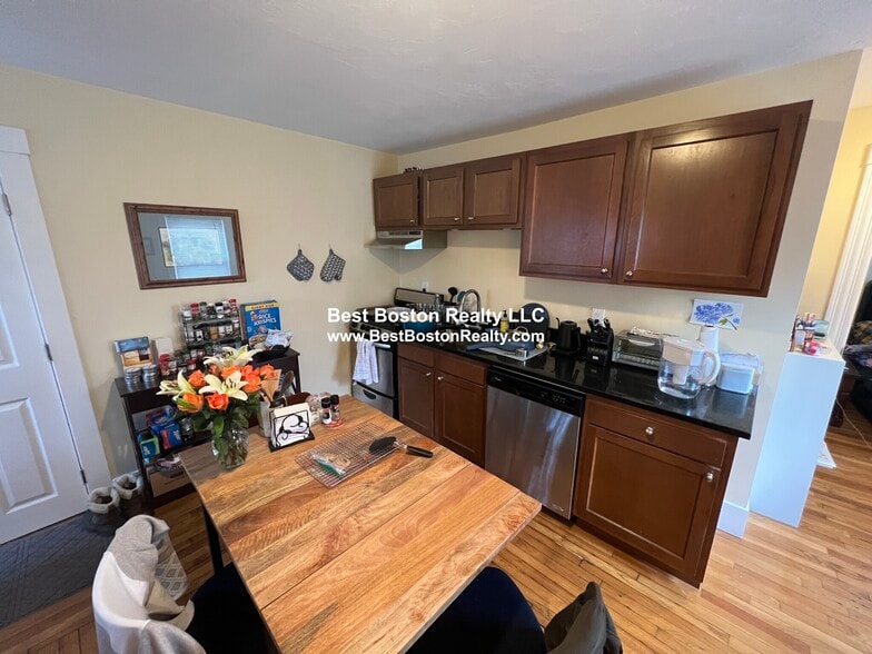 Building Photo - 5-7 Blake St. Unit 4