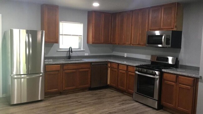 Building Photo - Circle S Rd.