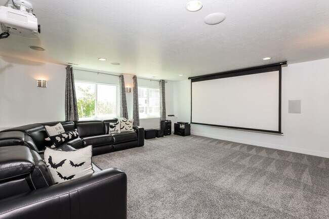 Building Photo - 5 Bedroom/4 Bathroom Lehi