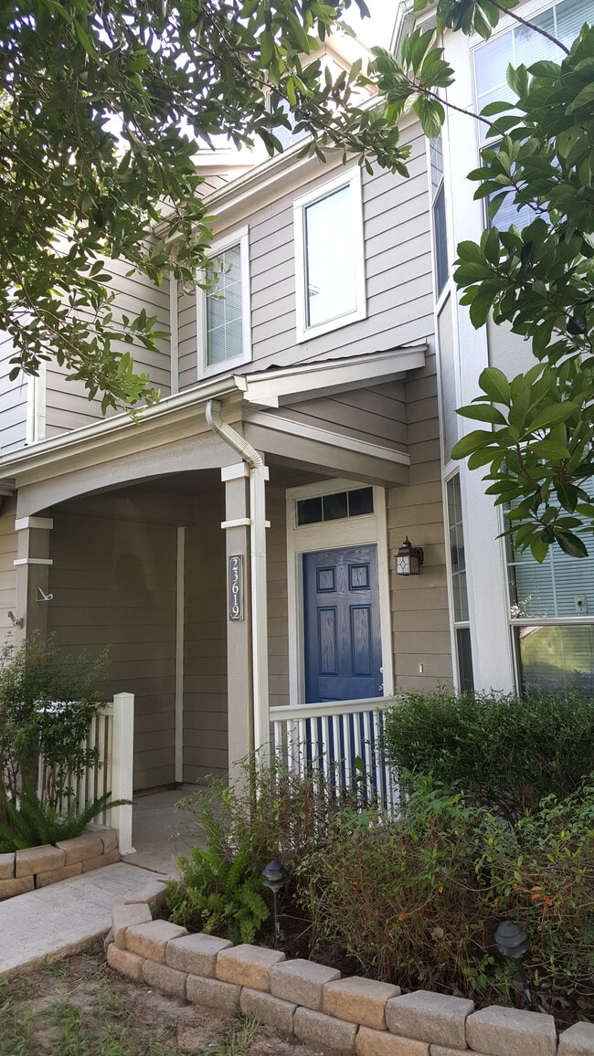 Friendly Neighbors, family atmospheres, children playground. Close to amenities &amp; expressways. - 23619 Twisting Falls Drive