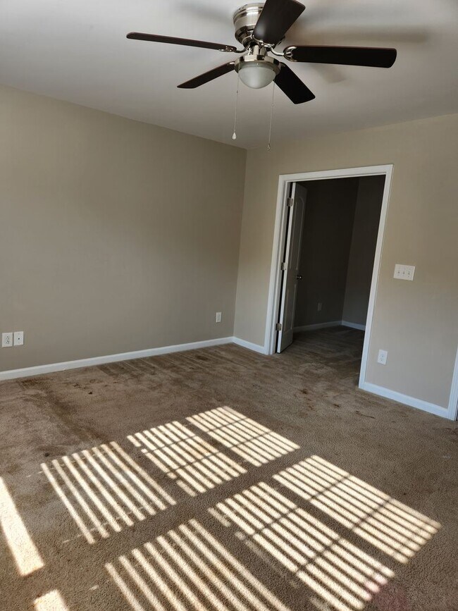 Building Photo - 3 bedroom townhome in university