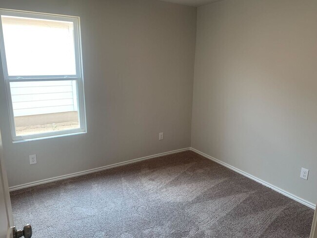 Building Photo - *MOVE IN SPECIAL* Comfortable Living with Open Kitchen & Fenced Yard!