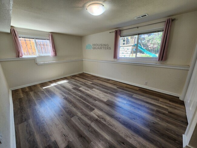 Building Photo - Single family home with large back yard!