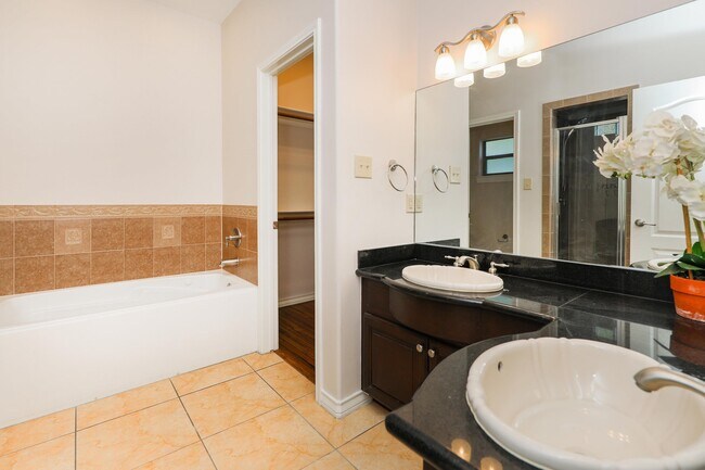 Building Photo - 707 St James Dr