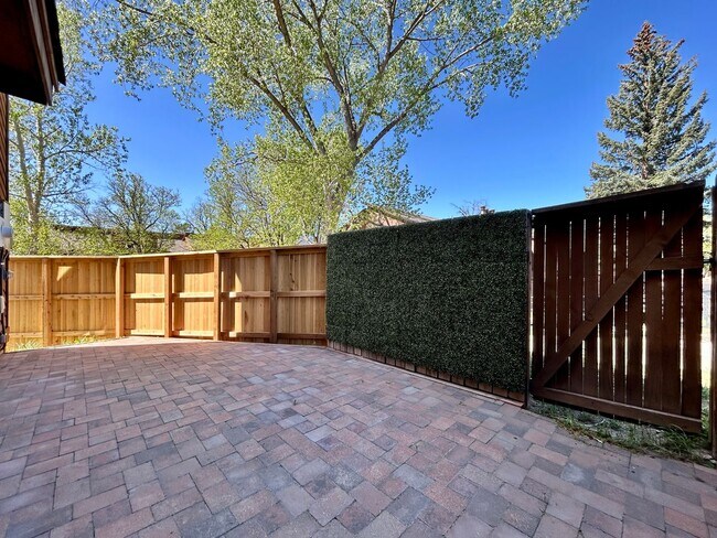 Building Photo - Beautiful & Bright Corner Condo in North Boulder