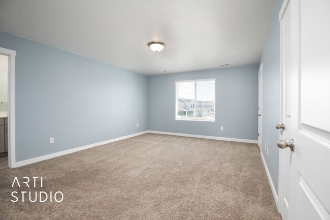 Building Photo - Beautiful Townhome in Lehi