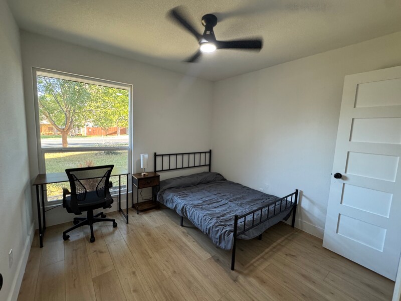 Building Photo - 10206 Oak Hollow Cir