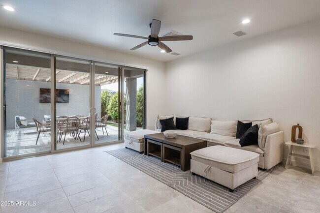 Building Photo - 18365 W Ewers Dr