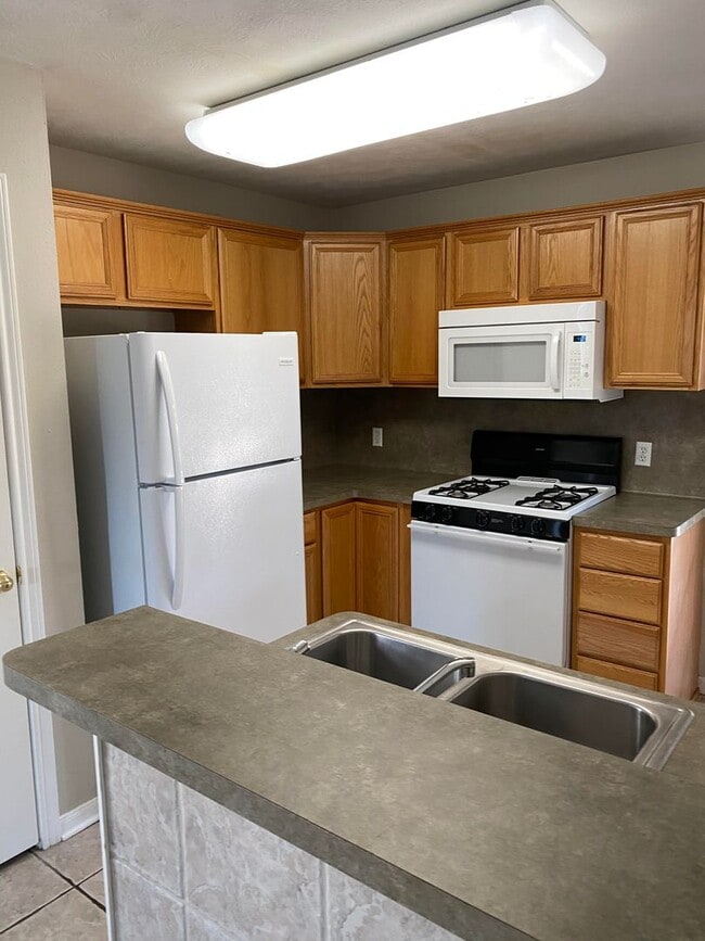 Building Photo - THREE BEDROOMS TWO BATHS, FENCED BACKYARD, ON SHUTTLE ROUTE