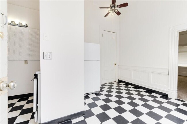 Building Photo - Quaint 2 Bedroom 1 Bath Apartment in Vintage Victorian Style Home!