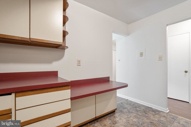 Building Photo - 8032 Lakecrest Dr