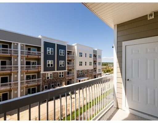 Building Photo - 130 University Ave