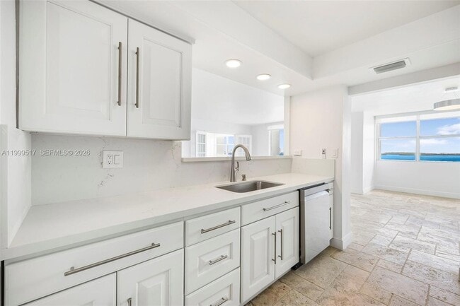 Building Photo - 1420 Brickell Bay Dr