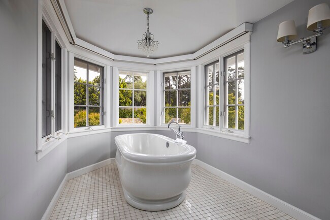 Building Photo - 743 Woodland Dr