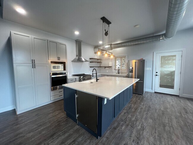 Building Photo - Historic Loft apartment