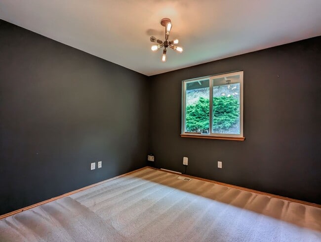 Building Photo - Move in ready 3 bed 2 bath rambler w/ air ...