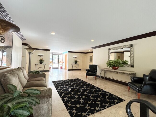 Building Photo - 1015 N Kings Rd