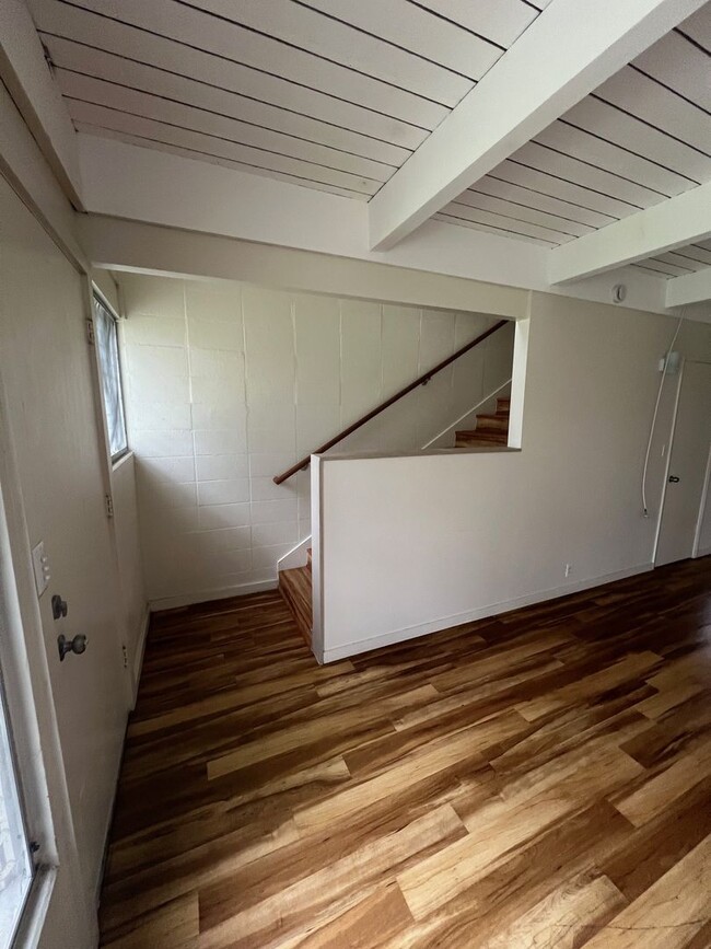 Building Photo - 2-bed 2-bath 1- parking Tropic Gardens Town House for rent!