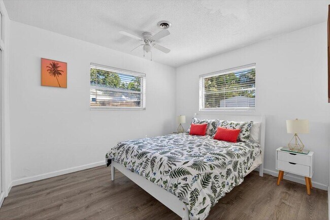 Building Photo - 110 NE 30th St