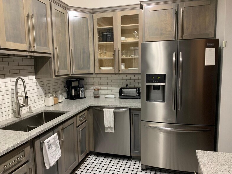 Building Photo - 432 E. Rich St