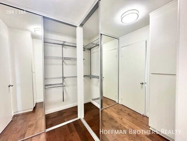 Building Photo - 724 N W Knoll Dr