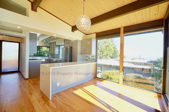 Building Photo - Unmatched Quality and Unparalleled Views F...