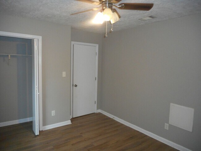 Building Photo - 3 Bedroom 2 Bath W/ Flex Room Pepperidge