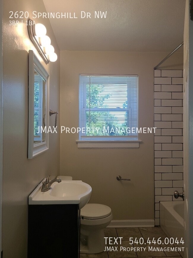 Building Photo - 2620 Springhill Dr NW