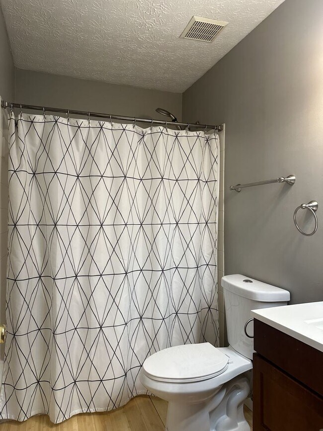 Building Photo - Welcome to this stunning 3 bed/3 bath single-family home located in the vibrant city of Columbus,...