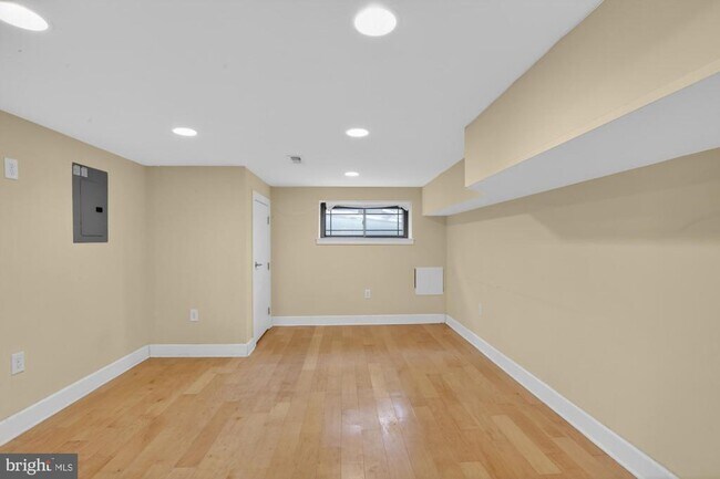 Building Photo - 1237 N Hollywood St