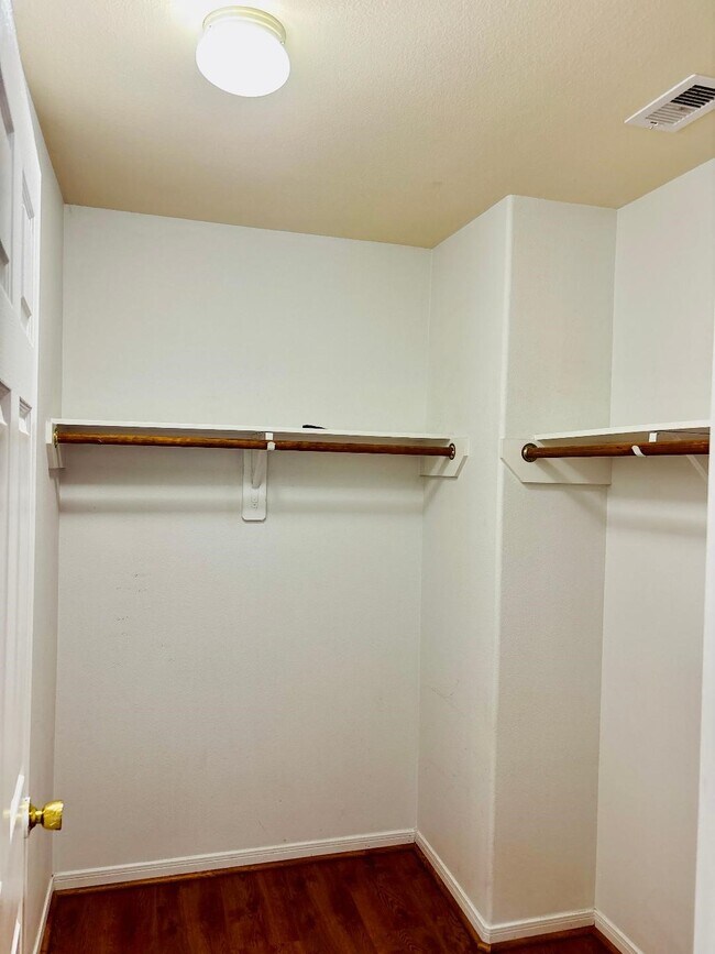 Building Photo - 9947 Valance Way