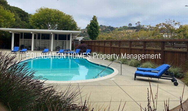 Building Photo - 2BR/2BA Waterfront Corner Condo!  No Novem...