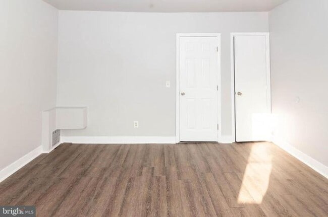 Building Photo - Spacious 3 Bedroom Townhome