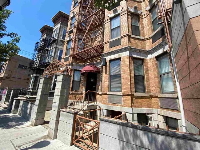 Building Photo - 222-224 48TH ST-