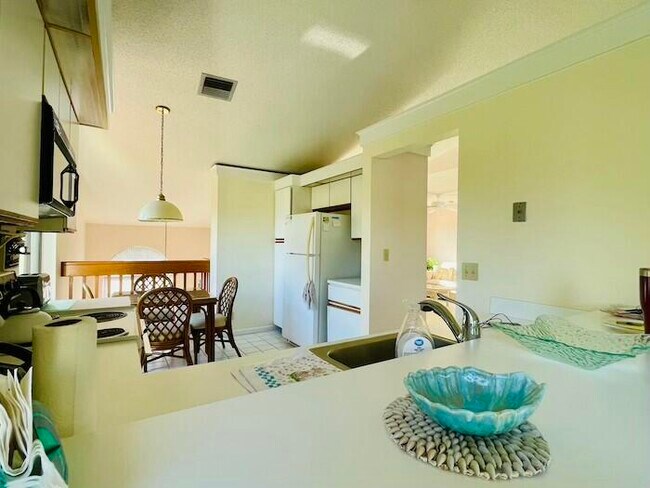 Building Photo - 10656 Tropic Palm Ave