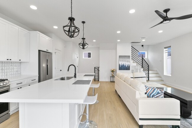 Building Photo - 104 E 44th St