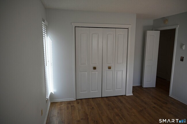 Building Photo - 922 Heritage Vlg