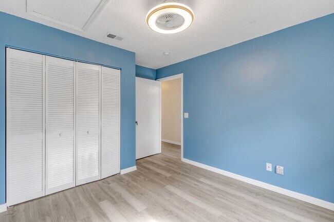 Building Photo - Spacious, sleek & central: 2Bedroom/2Bath condo in Daytona Beach!