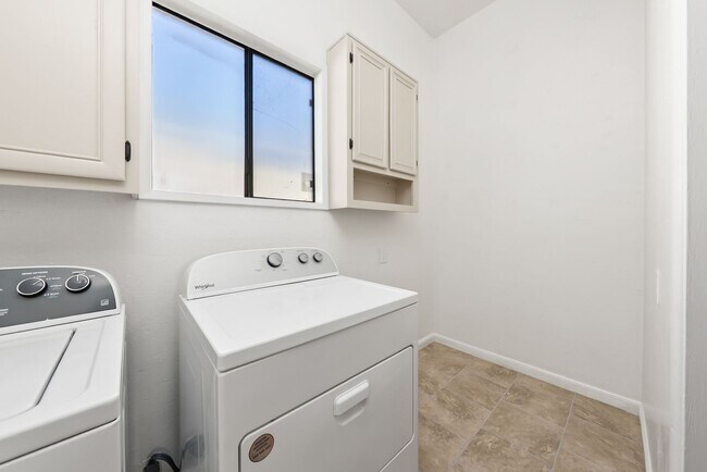 Building Photo - Charming 2-bedroom, 1-bathroom in Roseville