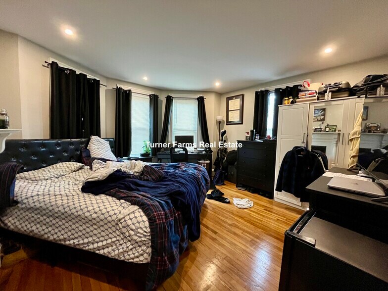 Building Photo - 24 Pond St