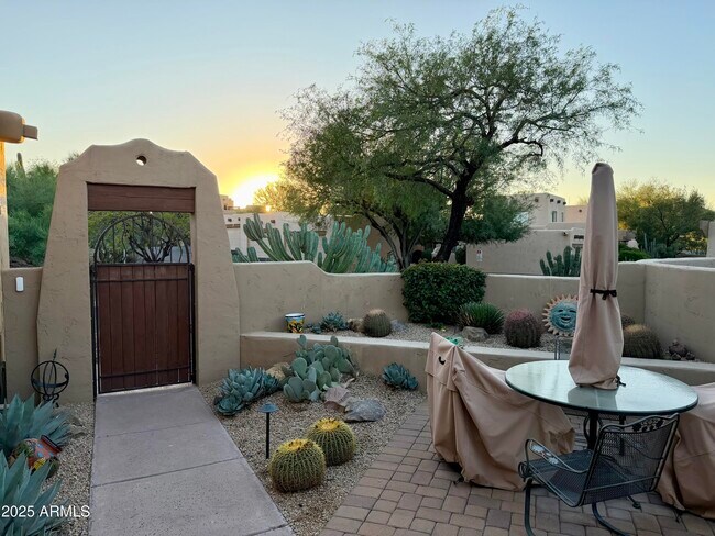 Building Photo - 6020 E Rancho Manana Blvd