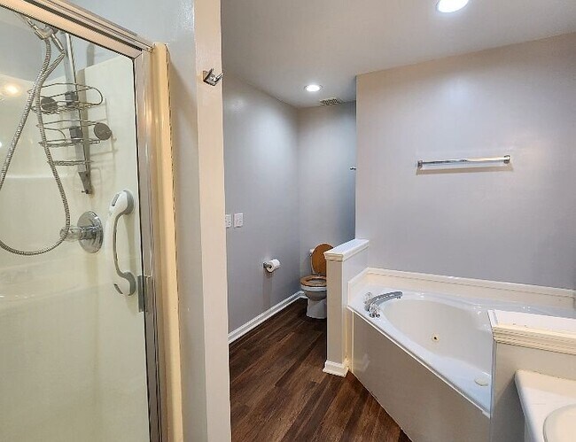 Building Photo - 214 Lees Cove