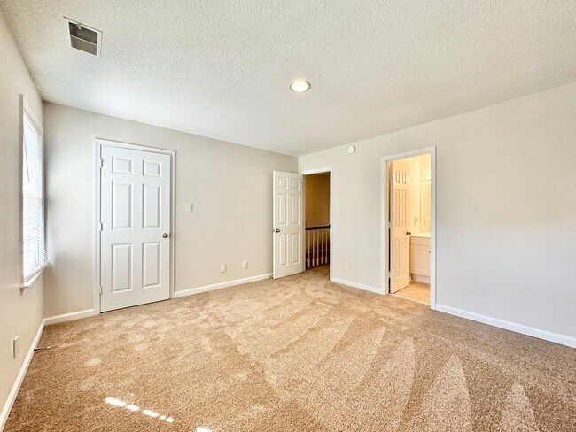 Building Photo - 2 Bedroom Townhome in NW Greensboro near parks and Greenway