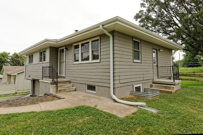 Building Photo - 4 Bedroom / 2 Bath Home Available Now!