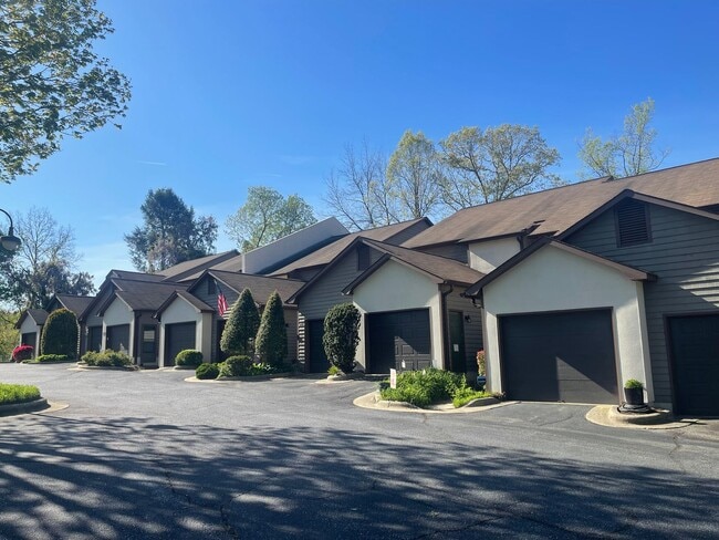 Building Photo - Spacious 2 Bed, 2 Bath Townhouse in Prime Hickory Location – 1,322 Sq. Ft.