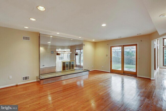 Building Photo - 9801 Clydesdale St