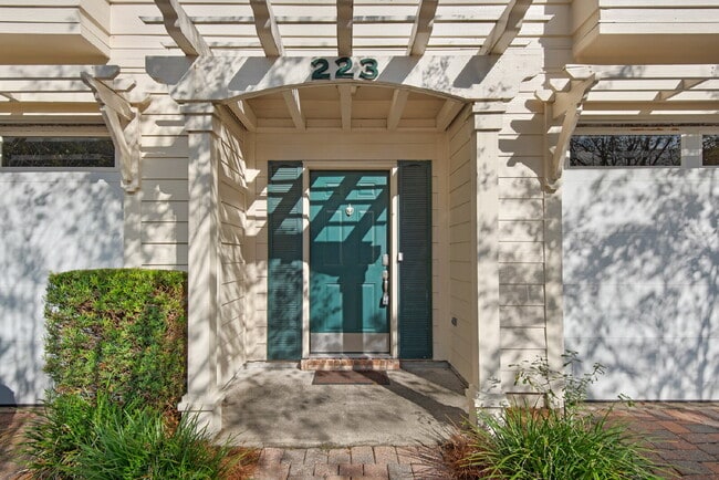 Building Photo - "Charming 3-Bedroom Townhouse Oasis in Destin!"